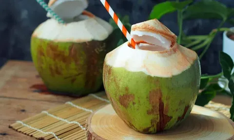 5 người nên thường xuyên uống nước dừa