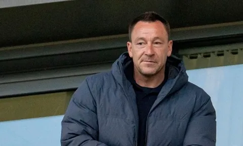 John Terry lộ diện vụ mua Colchester United