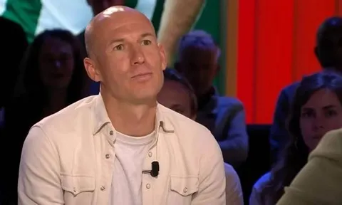 Arjen Robben nổi đóa với trọng tài và phóng viên tại giải trẻ