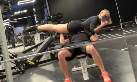 Mudryk biến bạn gái bốc lửa thành tạ đòn tập gym