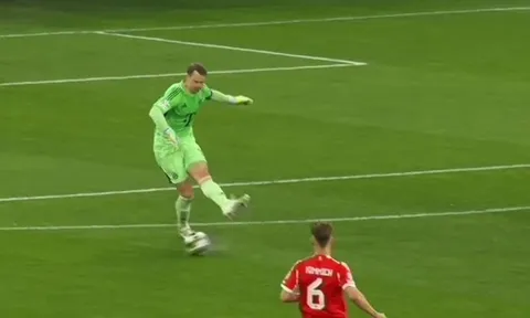 Manuel Neuer nhận mưa gạch đá vì sai lầm trước Real Madrid