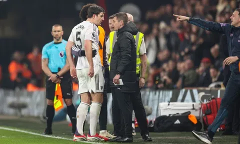 Gọi trọng tài là "lũ hề", Maguire lỡ đại chiến Chelsea