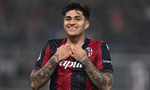 Man United nên chiêu mộ Santiago Castro để thay thế Zirkzee