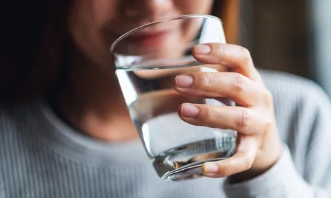 4 kiểu uống nước buổi sáng âm thầm hại sức khỏe nhiều người không biết