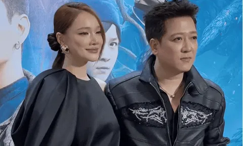 Vợ chồng Trường Giang - Nhã Phương tay trong tay tại sự kiện, nhan sắc của cô khiến ai cũng bất ngờ.