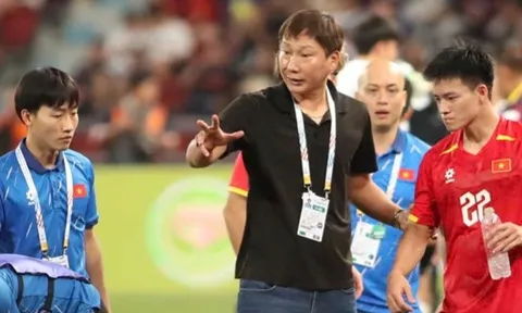HLV Kim Sang-sik cần buông ASIAD 2026 để bảo vệ ngôi vương