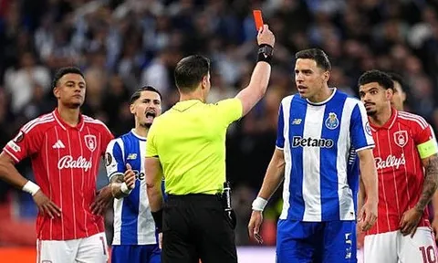 Forest hạ 10 người Porto để vào bán kết Europa League