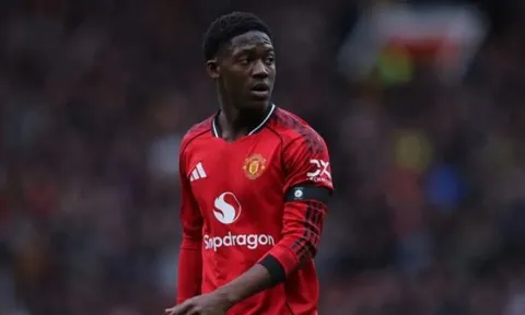 6 cách giúp Man Utd khỏa lấp hàng tiền vệ khi vắng Mainoo