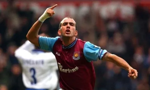 Di Canio tự đập đầu chảy máu khi đang bình luận trực tiếp