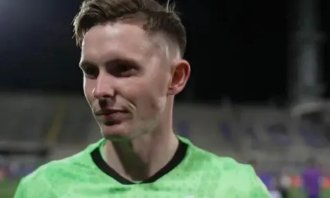 Dean Henderson hát cùng CĐV khi Palace vào bán kết