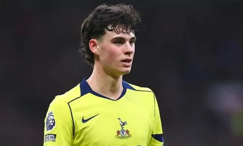 Tottenham nguy cơ mất Archie Gray vào tay Liverpool