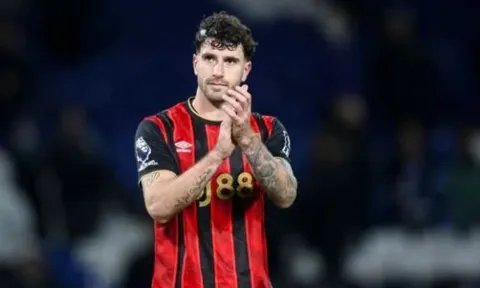 Marcos Senesi là chiếc phao cứu sinh cho hàng thủ Man Utd