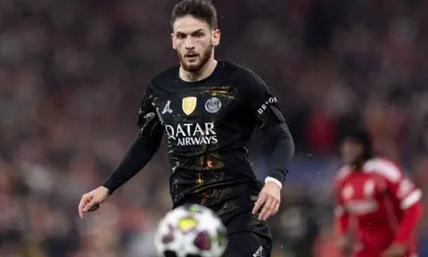Chuyên gia khó hiểu khi MU "nhường" Kvaratskhelia cho PSG