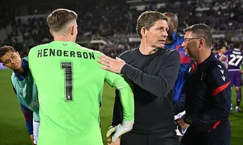 Dàn sao Crystal Palace cùng fan quẩy tưng bừng trên đường phố Ý