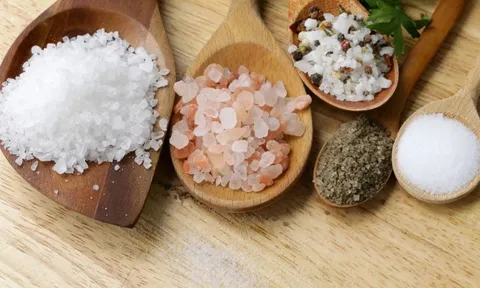 5 dấu hiệu cảnh báo bạn đang ăn quá nhiều muối
