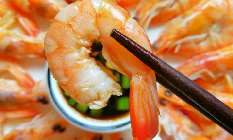 Cách luộc tôm giữ nguyên chất bổ, tôm đỏ au đẹp mắt