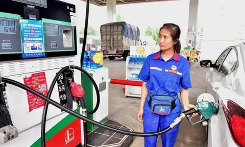 Đổ đầy bình xăng hay nửa bình tốt hơn? Sai lầm nhiều tài xế khiến xe nhanh hỏng