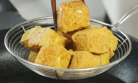 Rán đậu, nhớ chọn miếng có đặc điểm này đậu mới vàng ươm, giòn trong mềm ngoài lại chẳng lo bị nát bét