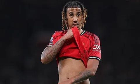 Man Utd lo ngại Leny Yoro phải nghỉ hết mùa