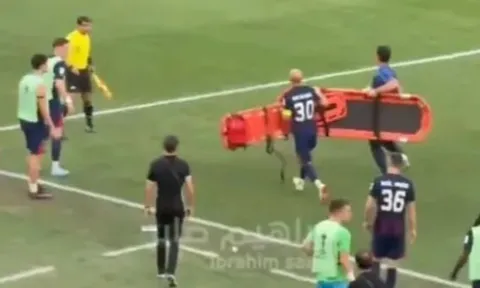 Cầu thủ JDT cướp cáng cứu đồng đội bất tỉnh tại AFC Champions League