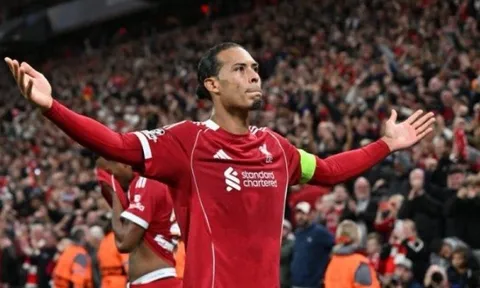 Rooney cảnh báo Van Dijk không thể mãi gồng gánh Liverpool