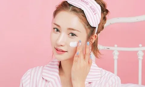 Cách thoa lại kem chống nắng trên lớp makeup, giữ da được bảo vệ mà nền vẫn mịn đẹp
