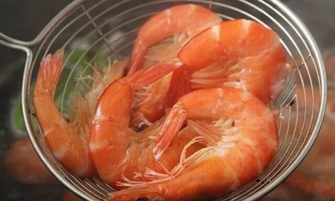 Luộc tôm đừng dùng hành, gừng để khử tanh, thêm miếng này tôm thơm phức lại đỏ đẹp