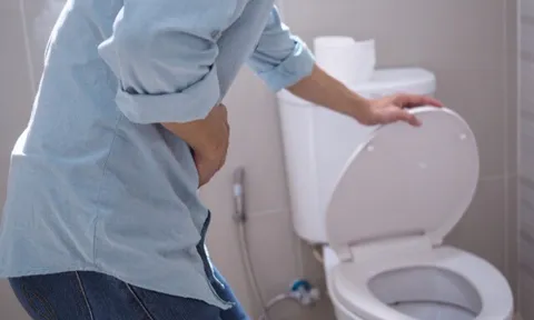 Sau khi uống nước, người đi vệ sinh thường xuyên hay ít đi vệ sinh, ai có thận khỏe mạnh hơn?