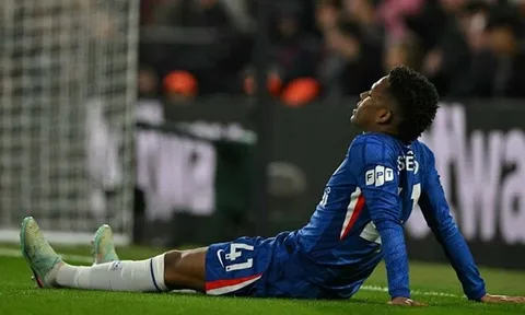 Estevao khóc nức nở trong phòng thay đồ Chelsea