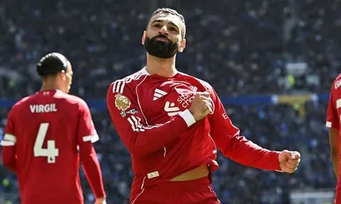 Salah sánh vai Ian Rush sau bàn thắng vào lưới Everton