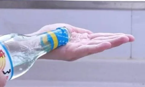 Đổ giấm trắng vào lòng bàn tay, xoa nhẹ: Hiệu quả bất ngờ nhiều người chưa biết