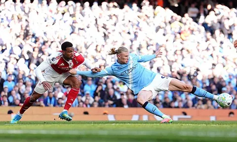 Neville chỉ ra sai lầm khiến Arsenal thủng lưới trước Haaland