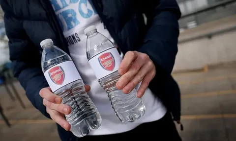 CĐV Man City dùng chai nước chế nhạo thói hụt hơi của Arsenal