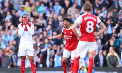 Rooney chỉ ra cách giúp Arsenal vượt Man City giành ngôi vương
