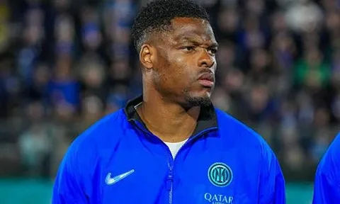 MU quyết đấu Aston Villa vụ Denzel Dumfries