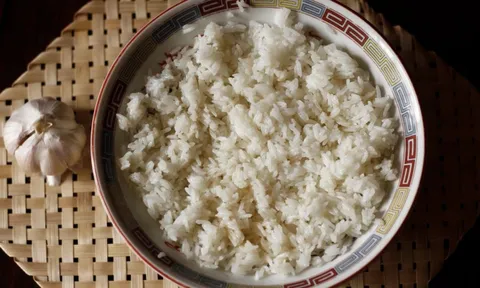 Điều gì xảy ra với cơ thể nếu thường xuyên ăn cơm nguội?