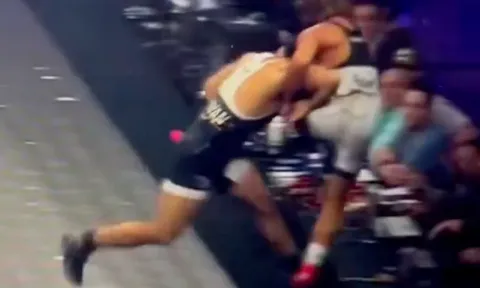 Arman Tsarukyan hất văng Urijah Faber khỏi sân khấu trong chiến thắng áp đảo tại sự kiện chính RAF 8
