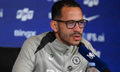 HLV Liam Rosenior phản bác Cole Palmer về tương lai của Chelsea