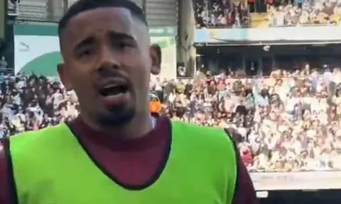 Gabriel Jesus đối đầu cổ động viên Man City ngay tại Etihad