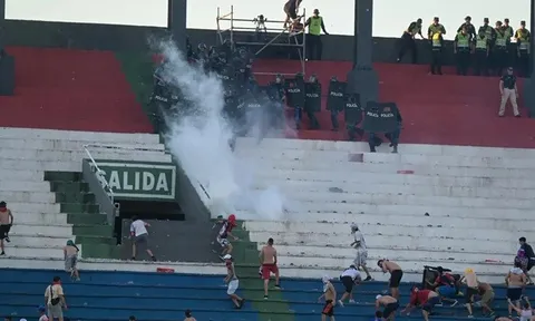 Fan nữ mang thai ngất xỉu giữa bạo loạn ở trận derby Paraguay