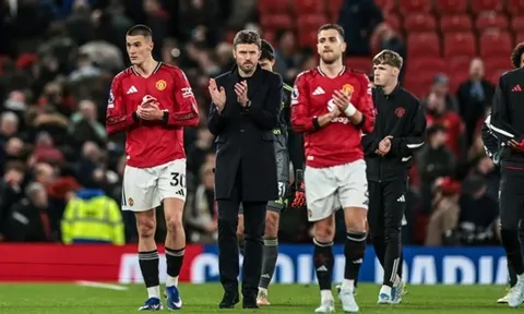 Ruud Gullit cảnh báo Man Utd đang đi vào vết xe đổ của AC Milan