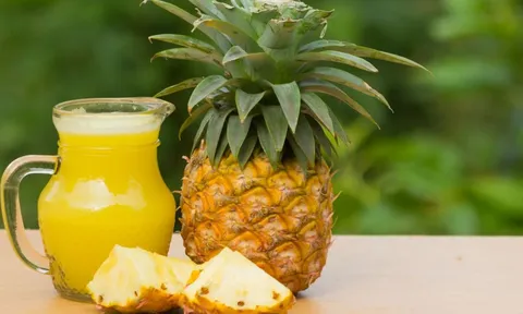 Cách uống nước ép dứa tươi giúp thải độc thận