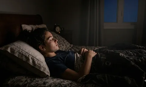 Tỉnh giấc nửa đêm: Vì sao chuyên gia khuyên bạn đừng nhìn đồng hồ?