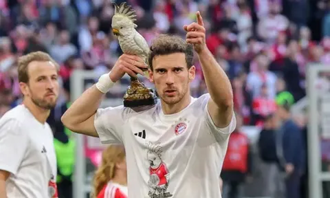 Sự thật về bức tượng vẹt trong lễ ăn mừng vô địch của Bayern