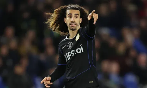 Cucurella mỉa mai trọng tài giữa lúc Chelsea sụp đổ trước Brighton