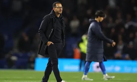 Liam Rosenior nói lời chia tay Chelsea sau trận thua Brighton