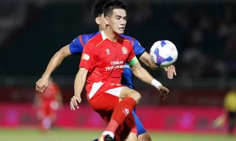 Lối thoát nào cho trung phong Việt giữa rừng ngoại binh?