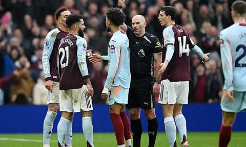 Thua sốc Brentford, Aston Villa mất cơ hội bám đuổi Arsenal