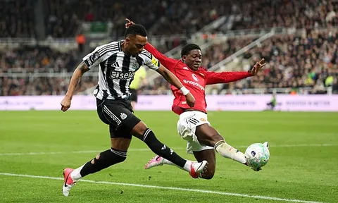 Vì sao MU bắt buộc phải mua "máy quét" sau trận thua Newcastle?