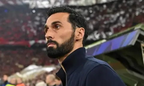 HLV Arbeloa bênh vực dàn sao Real Madrid trước bão dư luận